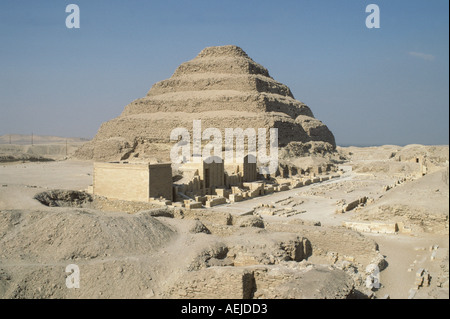Passo piramide del re Djoser Netjeryhet Zoser secondo re della dinastia dei terzi 2650 2757 BC Saqqara Egitto la più antica costruzione Foto Stock