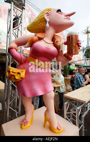 Snooty-donna dal naso, caricatura davanti a una birra tenda, Reno luna park, Duesseldorf, NRW, Germania Foto Stock
