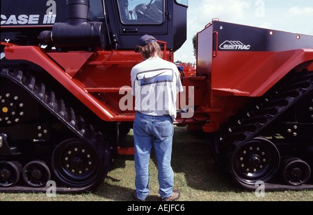 Nuovo trattore in vendita presso la Suffolk mostrano uno spettacolo agricolo a Ipswich, Suffolk, Regno Unito. Foto Stock