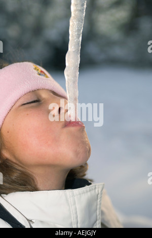 Ragazza lecca su un ghiacciolo, Germania. Foto Stock