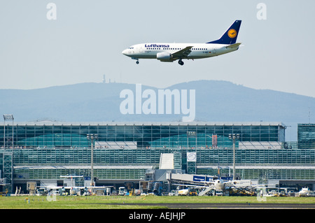 Aereo Lufthansa, approccio per un atterraggio, l'aeroporto di Francoforte, Hesse, Germania Foto Stock