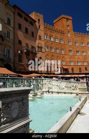 Fonte Gaia fontana e sculture in Piazza del Campo a Siena Toscana Italia Foto Stock