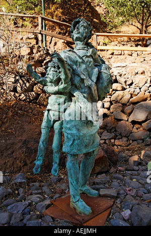 Scultura in bronzo di madre con bambino, Barranco de Guayadeque, Gran Canaria, Spagna Foto Stock