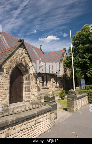 Inghilterra Cheshire Stockport Cheadle Hulme Strada della Chiesa di tutti i santi della Chiesa Anglicana Foto Stock