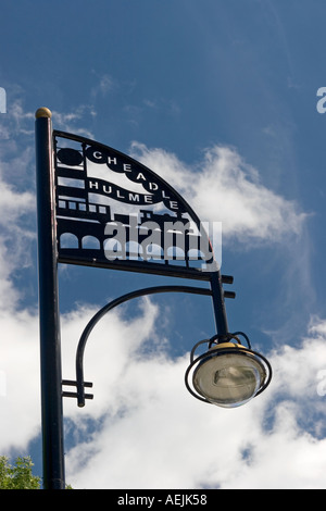 Inghilterra Cheshire Stockport Cheadle Hulme Station Road nome sign sulla strada lampada standard Foto Stock