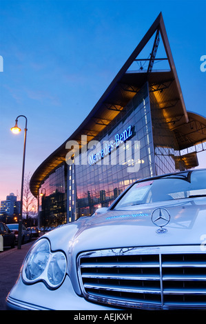 Filiale di Mercedes Benz a Berlino la sera durante l'alba, Berlino, Germania Foto Stock