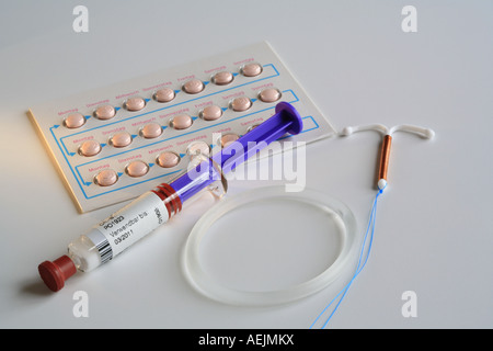 Pillola contraccettiva e moneta (dispositivo intrauterino IUD), anello di ormone, Nuva ring, iniezione ormone Foto Stock