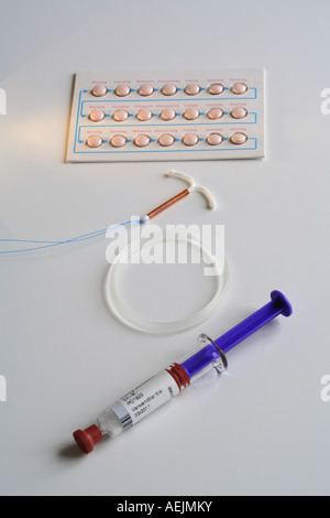 Pillola contraccettiva e moneta (dispositivo intrauterino IUD), anello di ormone, Nuva ring, iniezione ormone Foto Stock