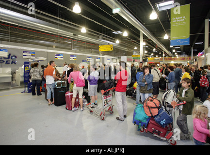 I passeggeri in attesa al momento del check in all'aeroporto Frankfurt-Hahn, Renania-Palatinato, Germania, Europa Foto Stock