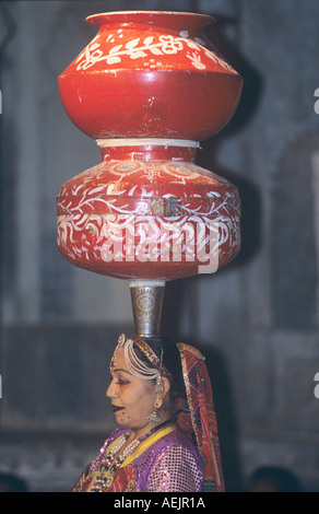 Ballerino di Rajasthani Udaipur India Foto Stock