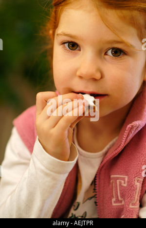 Ragazza ist con gioia un cookie di natale Foto Stock