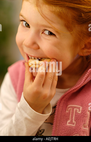 Ragazza ist con gioia un cookie di natale Foto Stock