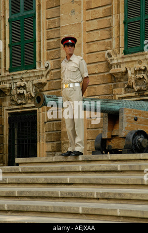 Uniformata l uomo sta di guardia in Auberge de Castille castello che ospita l'ufficio del Primo Ministro a La Valletta di Malta Foto Stock