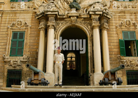 Uniformata l uomo sta di guardia in Auberge de Castille castello che ospita l'ufficio del Primo Ministro a La Valletta di Malta Foto Stock