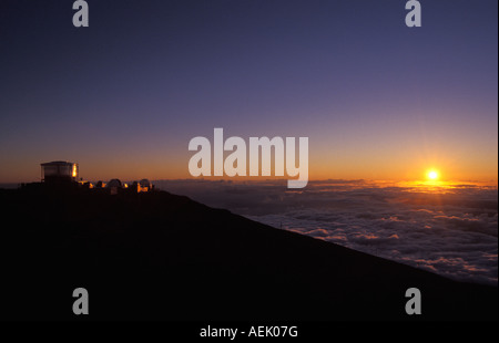 Tramonto dietro l'Osservatorio sul cratere Haleakala, Maui, Hawaii, STATI UNITI D'AMERICA Foto Stock