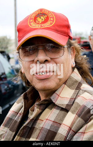 Corpo della Marina degli Stati Uniti veterano preparando a marzo in parata militare unità. Cinco de Mayo Fiesta. 'St Paul' Minnesota USA Foto Stock