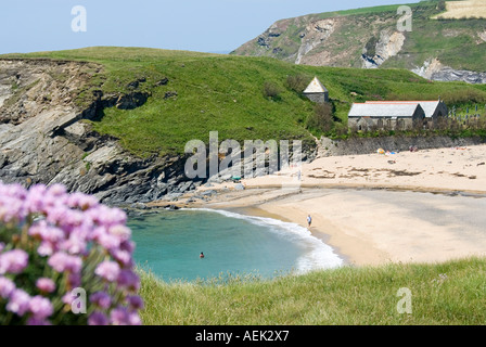 Paesaggio della Cornovaglia poche persone sulla spiaggia sabbiosa a Church Cove Gunwalloe & Parish Church of Saint Winwaloe un antico edificio di primo livello Inghilterra UK Foto Stock