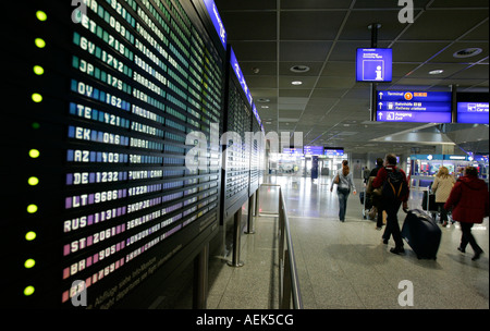 Scheda di partenza presso il Terminal 1, Aeroporto Francoforte Hesse, Germania Foto Stock