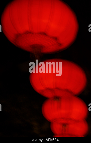 Illuminato in rosso le lanterne cinesi appesi sui bastioni del cancello sud Pavilion, Xian, Shaanxi, Cina. Foto Stock