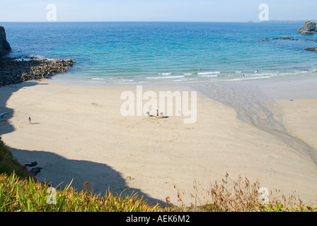 Trevaunance Cove vicino a St Agnes spiaggia sabbiosa con cliff sfondo una volta famoso per essere un rame e stagno port Foto Stock