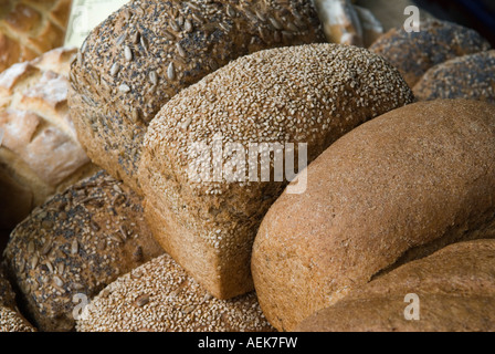 Pane focacce di pane di specialità. Fatti in casa per un Mercato degli Agricoltori " Queens Park' North London UK 2007 2000S HOMER SYKES Foto Stock