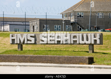 Sicurezza presso la Royal Naval Air Station Culdrose RNAS con cartello per HMS Seahawk, una base aerea della Royal Navy vicino Helston Lizard Peninsula in Cornovaglia, Inghilterra, Regno Unito Foto Stock