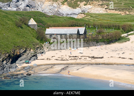 Grade i elencati chiesa parrocchiale edificio di Saint Winwaloe a Gunwalloe e il suo campanile staccata in spiaggia Church Cove litorale Cornovaglia Inghilterra Regno Unito Foto Stock