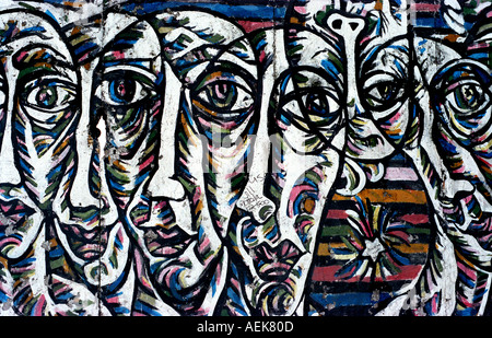 Graffiti su conserve di East Side Gallery la sezione del muro di Berlino. Berlino, Germania Foto Stock