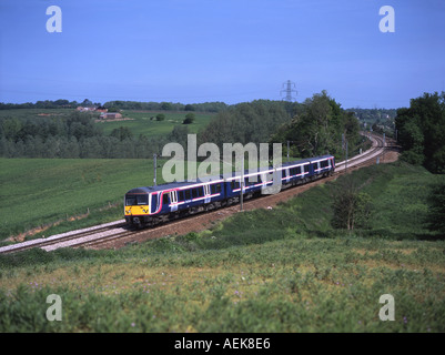 Classe Siemens 360 Desiro il treno n. 360 107 funziona un servizio di Anglia vicino Brantham. Foto Stock