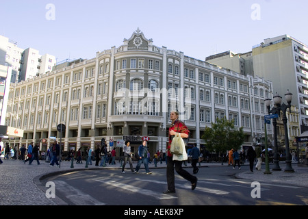 Flower Street a Curitiba - Brasile e alla sede centrale della banca HSBC Foto Stock