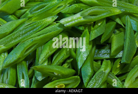 Tagliate a fette i baccelli Foto Stock