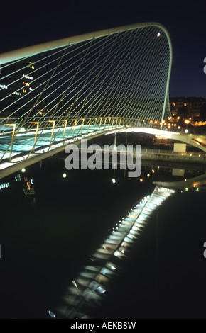 Ponte Zubizuri sul fiume Nervion,Bilbao ,Spagna. Accesso al Guggenheim il museo di arte moderna. Parte della città progetto di rinnovo Foto Stock