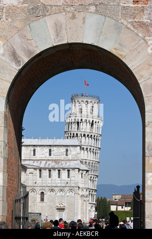 Torre pendente visto attraverso la Porta Nuova nella parete della città Pisa Toscana Italia Foto Stock