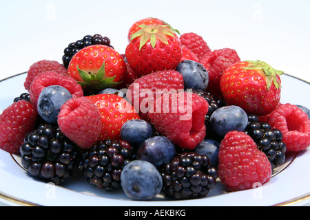 Frutti di bosco su di una piastra orizzontale del livello dell'occhio close up Foto Stock