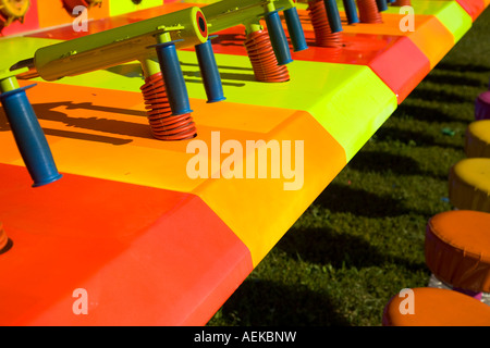 ILLINOIS Grayslake colori al neon a pistola ad acqua shooting gallery fila di sgabelli gioco arcade a Lake County Fair Foto Stock