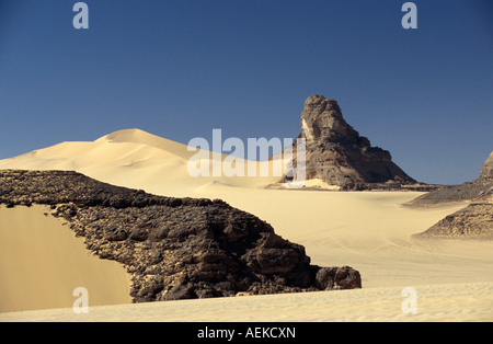 Libia Akakus formazioni rocciose tra le dune di sabbia nel deserto del Sahara Foto Stock