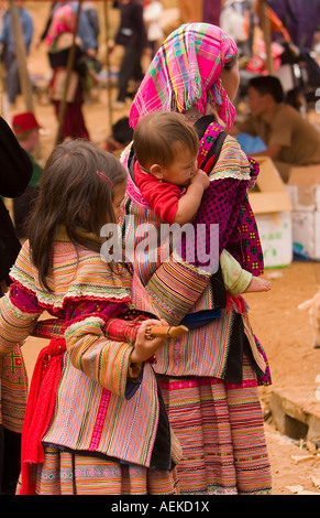 Il vietnamita Le donne che trasportano il bambino sulla schiena Foto Stock