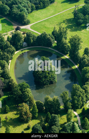 Lago ovale e isola dove è sepolta la Principessa Diana del Galles Althorp House Northamptonshire Inghilterra 2007 2000s UK HOMER SYKES Foto Stock