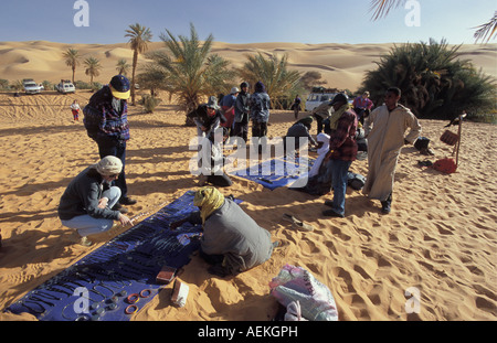 Libia Ubari deserto del Sahara venditore souvenir delle tribù Tuareg e turisti Foto Stock