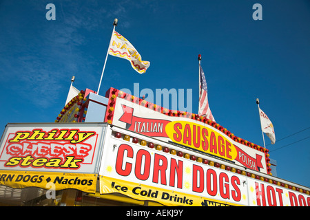 ILLINOIS Grayslake cani di mais salsiccia italiana e Philly cheese steak segni su fast food stand al Lake County Fair Foto Stock