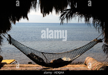 Un'amaca nella spiaggia di Nuweiba Tarabin a Nuweiba ha anche scritto: Nueiba una città costiera nella parte orientale della penisola del Sinai, Egitto Foto Stock