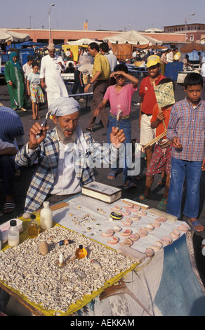 Il Marocco Marrakech dentista locale su strada presso piazza chiamata Djema El Fna Foto Stock