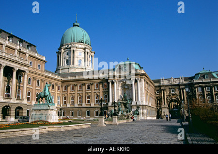 Il castello e il complesso del palazzo, Saint George Square, cortile esterno, Castle Hill District, Budapest, Ungheria Foto Stock