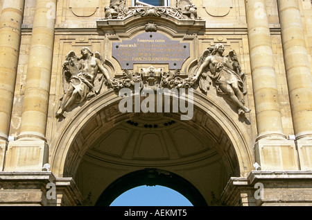 Il castello e il complesso del palazzo, muro nel cortile interno, Castle Hill District, Budapest, Ungheria. Arch dettaglio Foto Stock