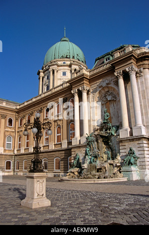 Il castello e il complesso del palazzo, Saint George Square, Castle Hill District, Budapest, Ungheria. Re Matyas (Matthias) Fontana Foto Stock