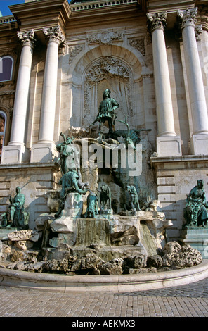 Il castello e il complesso del palazzo, Saint George Square, Castle Hill District, Budapest, Ungheria. Re Matyas (Matthias) Fontana Foto Stock