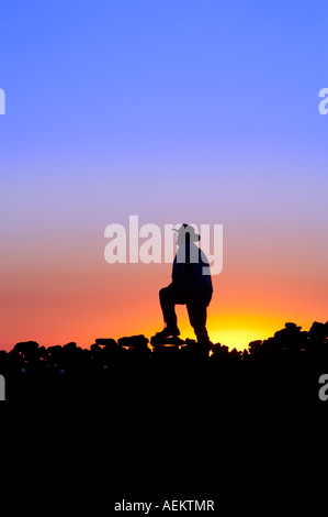 Silhoutte di uomo su sperone di roccia Steens montagna Oregon Foto Stock