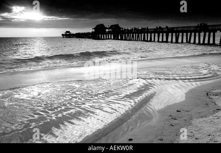 Moody immagine in bianco e nero del molo a Napoli Florida Foto Stock