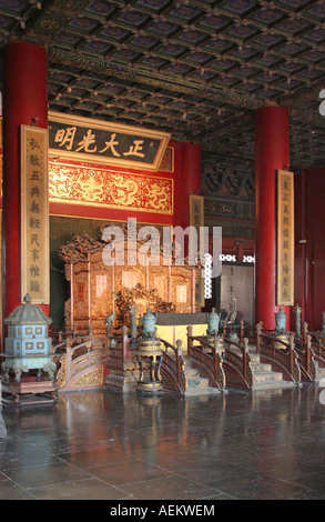 Il trono di antico imperatore Cinese presso il Palazzo della purezza celeste all'interno di Città Proibita di Pechino, Cina Foto Stock