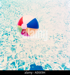 Palla spiaggia in piscina Foto Stock